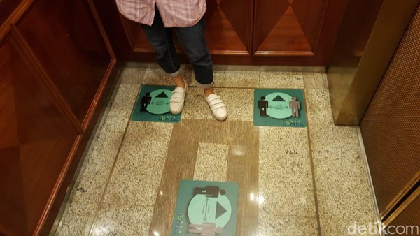 Di dalam lift, kami juga menemukan stiker untuk penanda berdiri di dalam lift dalam rangka menjaga jarak. Serta di samping tombol lift terdapat hand sanitizer. Di dalam lift, kami juga menemukan stiker untuk penanda berdiri di dalam lift dalam rangka menjaga jarak. Serta di samping tombol lift terdapat hand sanitizer.