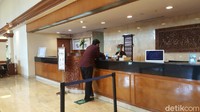 Di meja resepsionis, kamipun melakukan check in. Terlihat di lantai depan meja resepsionis terdapat stiker penanda untuk tamu berdiri, demi menjaga jarak. Dengan ramah resepsionis melayani tamu yang ingin check in. (Syanti/detikcom)