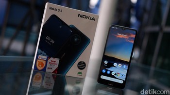 Daya tahan perangkat ini didukung baterai berkapasitas 4.000 mAh. Untuk kelengkapan lainnya ada NFC, FM Radio, sensor sidik jari, dan 4G LTE. Foto: Adi Fida Rahman/detikINET