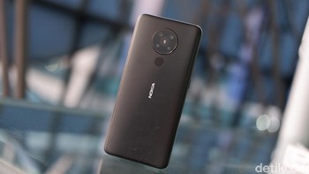 Dapur pacu Nokia 5.3 dibekali Snapdragon 665 yang dipadukan dengan RAM 6 GB. Memori internalnya 64 GB dan diberikan slot microSD yang mendukung hingga 512 GB. Foto: Adi Fida Rahman/detikINET