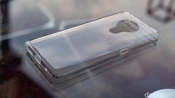 HMD Global turut memberikan jelly case. Foto: Adi Fida Rahman/detikINET