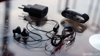 Aksesori yang disertakan lengkap, ada charger, kabel data dan earphone. Foto: Adi Fida Rahman/detikINET