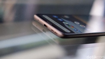 Bagian bawah terdapat port USB type C dan speaker. Foto: Adi Fida Rahman/detikINET