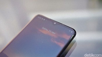 Mengusung notch tetesan air yang menjadi rumah bagi kamera selfie berukuran 8 MP dengan aperture f/2.0. Foto: Adi Fida Rahman/detikINET