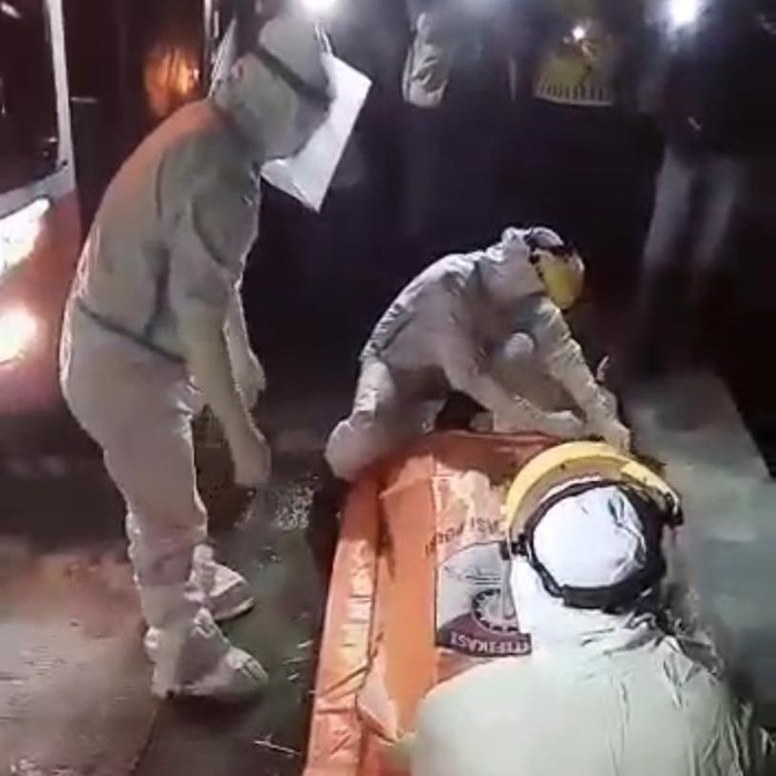 Video evakuasi penumpang bus yang meninggal di Tol Ngawi tengah menjadi perbincangan. Terlebih, evakuasi dilakukan oleh petugas ber-APD lengkap.