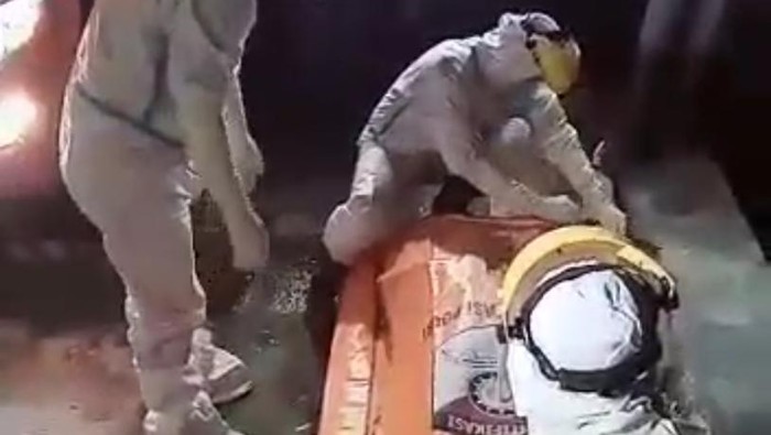 Video evakuasi penumpang bus yang meninggal di Tol Ngawi tengah menjadi perbincangan. Terlebih, evakuasi dilakukan oleh petugas ber-APD lengkap.