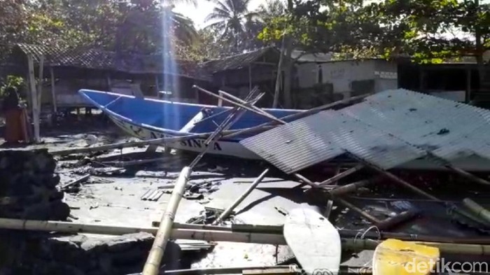 Perahu Diterjang Gelombang di Cisolok Sukabumi