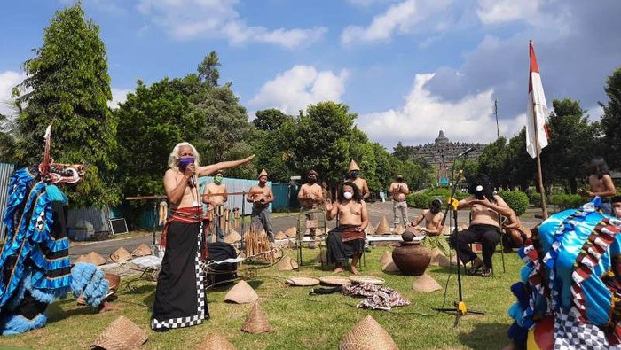 Performance art lelaku ning urip yang dilakukan tiga pelaku seni di Concourse Candi Borobudur.