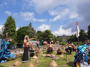 3 Seniman Tampilkan Pertunjukan Lelaku Ning Urip di Candi Borobudur