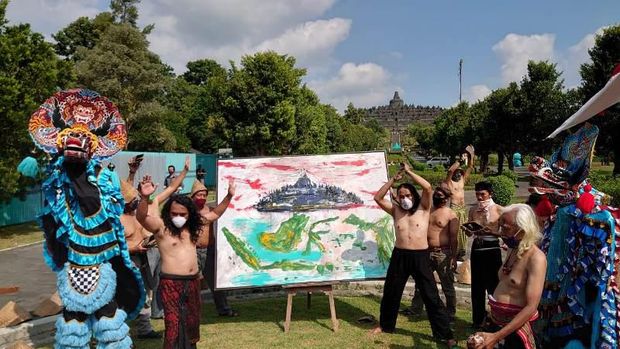 Performance art lelaku ning urip yang dilakukan tiga pelaku seni di Concourse Candi Borobudur.
