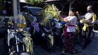 Hari Tumpek Landep dirayakan umat Hindu untuk melakukan pembersihan dan penyucian dengan makna memohon penajaman pikiran dalam menggunakan ilmu pengetahuan serta teknologi. ANTARA FOTO/Fikri Yusuf.