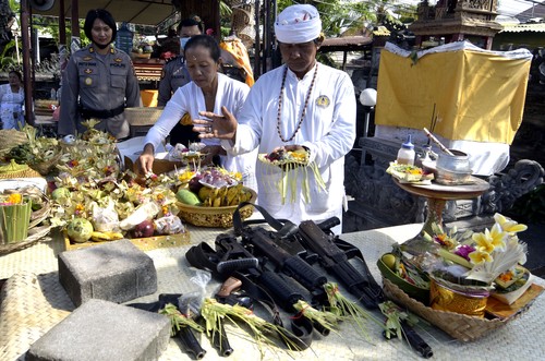 Pemuka agama Hindu dan petugas kepolisian mengupacarai persenjataan saat rangkaian persembahyangan Hari Raya Tumpek Landep di Polsek Denpasar Selatan, Bali, Sabtu (18/7/2020). Hari Tumpek Landep dirayakan umat Hindu untuk melakukan pembersihan dan penyucian dengan makna memohon penajaman pikiran dalam menggunakan ilmu pengetahuan serta teknologi yang disimboliskan dengan mengupacarai persenjataan atau peralatan berbahan besi yang sifatnya tajam. ANTARA FOTO/Fikri Yusuf/hp.
