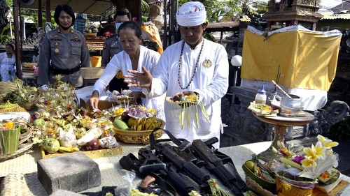 Pemuka agama Hindu dan petugas kepolisian mengupacarai persenjataan saat rangkaian persembahyangan Hari Raya Tumpek Landep di Polsek Denpasar Selatan, Bali, Sabtu (18/7/2020). Hari Tumpek Landep dirayakan umat Hindu untuk melakukan pembersihan dan penyucian dengan makna memohon penajaman pikiran dalam menggunakan ilmu pengetahuan serta teknologi yang disimboliskan dengan mengupacarai persenjataan atau peralatan berbahan besi yang sifatnya tajam. ANTARA FOTO/Fikri Yusuf/hp.