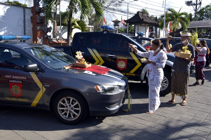 PERSEMBAHYANGAN TUMPEK LANDEP Pemuka agama Hindu dan petugas kepolisian mengupacarai persenjataan saat rangkaian persembahyangan Hari Raya Tumpek Landep di Polsek Denpasar Selatan, Bali, Sabtu (18/7/2020). Hari Tumpek Landep dirayakan umat Hindu untuk melakukan pembersihan dan penyucian dengan makna memohon penajaman pikiran dalam menggunakan ilmu pengetahuan serta teknologi yang disimboliskan dengan mengupacarai persenjataan atau peralatan berbahan besi yang sifatnya tajam. ANTARA FOTO/Fikri Yusuf/hp.