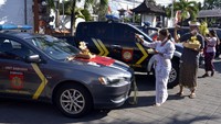 Pemuka agama Hindu dan petugas kepolisian mengupacarai persenjataan saat rangkaian persembahyangan Hari Raya Tumpek Landep di Polsek Denpasar Selatan, Bali, Sabtu (18/7/2020). ANTARA FOTO/Fikri Yusuf.