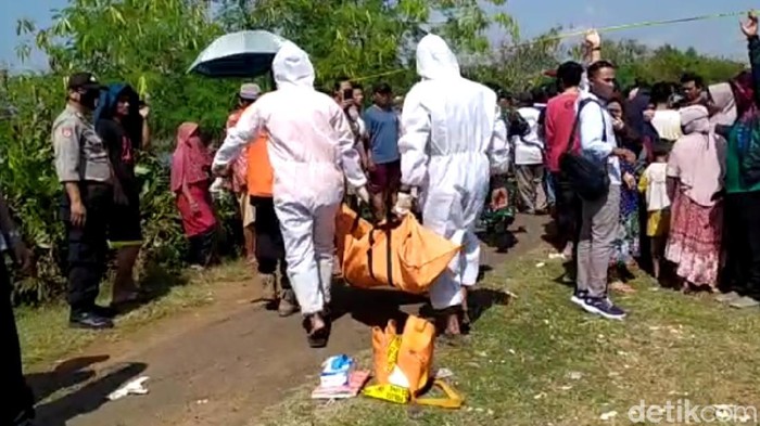 Proses evakuasi ABG yang ditemukan bersimbah darah di bantaran sungai Kota Pekalongan