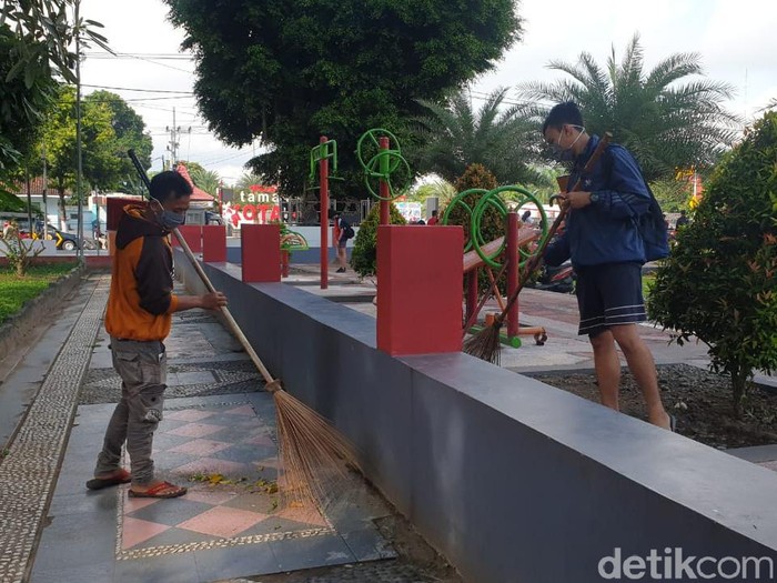 Tim gabungan di Kota Blitar giat menegakkan kewajiban memakai masker. Puluhan anak baru gede (ABG) dihukum menyapu alun-alun karena tak memakai masker.