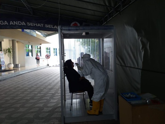 Sebanyak 54 karyawan Lembaga Penyiaran Publik (LPP) RRI Surabaya telah melakukan tes swab ketiga. Hasilnya, semuanya negatif.