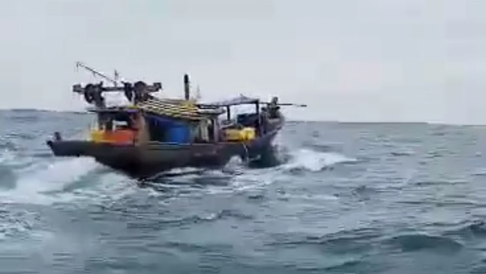 Saling kejar kapal tradisional dan trawl (pukat harimau) terjadi di laut Bengkulu (dok. istimewa)