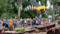 Mereka bekerjasama dengan seniman terkenal New York Sean Kenney, yang juga seorang profesional Lego bersertifikat. (San Antonio Zoo)