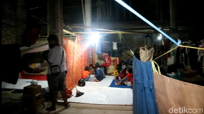 Suasana di tenda pengungsian banjir Wajo