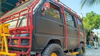 Saat diamati mobil berwarna hitam doff itu dilengkapi pelindung dari besi baja kotak yang melindungi bodi mobil. Di atas mobil juga terdapat lampu sorot untuk kebutuhan penerangan. Selain itu, atap mobil juga nampak terlindungi besi yang juga difungsikan sebagai rak untuk menaruh barang bawaan.