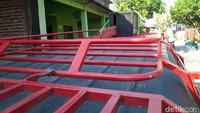 Pun juga mobil ini dilindungi oleh berbagai macam bentuk teralis dari besi kotak yang juga berfungsi sebagai roof rack (rak atap mobil) untuk menaruh berbagai peralatan dan barang-barang miliknya. 