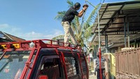 Pernah di tahun 2008 lalu, perumahannya kebanjiran. Iwan yang berprofesi sebagai polisi di Polres Ponorogo ini pun tergerak mengevakuasi warganya yang terjebak banjir setinggi 0,5 meter dengan mobil carry miliknya. 