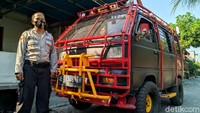 Tampilan mobil suzuki carry milik Iwan Subagyo warga Kelurahan Mangkujayan, Kabupaten Ponorogo ini beda. Mobil keluaran tahun 1985 itu berwarna hitam lengkap dengan kaki-kakinya yang jangkung ditambah berbagai macam aksesori pelindung layaknya sebuah mobil barracuda polisi.
