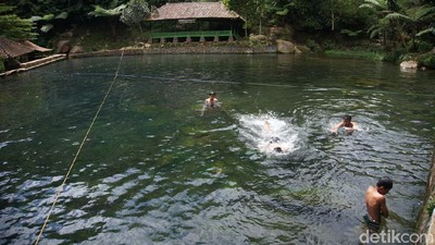 Foto: Kolam Alami yang Asyik di Bandung Barat
