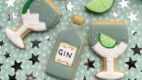 Melihat cookies hias yang satu ini tampak sangat segar ya. Sepaket gelas, gin dan jeruk nipis bisa jadi hadiah spesial buat orang tersayang. Foto: instagram @biscuiteers