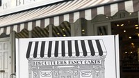 Biscuiteers atau Biscuiteers Baking Company adalah toko kue di Inggris yang khusus membuat biskuit cantik dan enak. Toko ini tampak sederhana padahal di dalamnya setiap hari memproduksi ratusan biskuit dan cookies cantik. Foto: instagram @biscuiteers