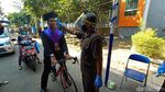 UMK Gelar Wisuda Drive Thru, Wisudawan Ini Pilih Gunakan Sepeda