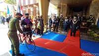 Proses wisuda pun terbilang sangat sederhana. Wisuda sampai di depan gedung Rektorat UMK langsung memindahkan kuncir dari sisi kiri ke sisi kanan. Setelah itu langsung mendapatkan ijazah langsung dari Rektor UMK.