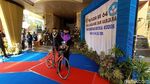 UMK Gelar Wisuda Drive Thru, Wisudawan Ini Pilih Gunakan Sepeda