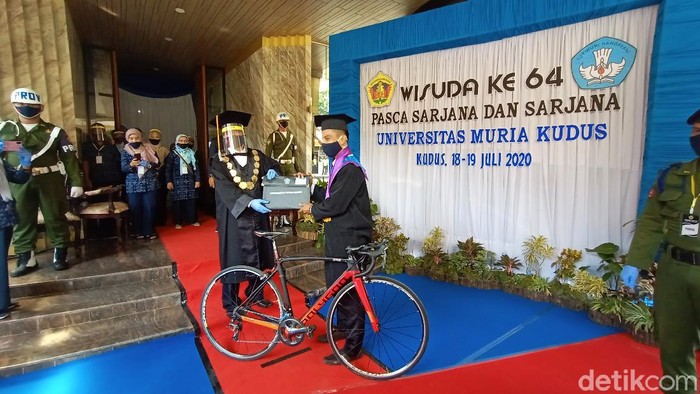 UMK Gelar Wisuda Drive Thru, Wisudawan Ini Pilih Gunakan Sepeda Universitas Muria Kudus (UMK) menggelar wisuda secara drive-thru. Bedanya ada wisudawan yang mengendarai sepeda saat prosesi sakral tersebut.