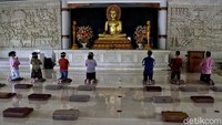 Begini momen salah satu protokol kesehatan yang diterapkan di Vihara Budha Sasana.