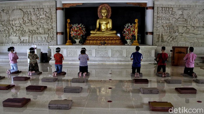 Umat Budha melakukan simulasi protokol kesehatan di Vihara Buddha Sasana di Kelapa Nias, Kelapa Gading, Jakarta Utara, Sabtu (18/7/2020).