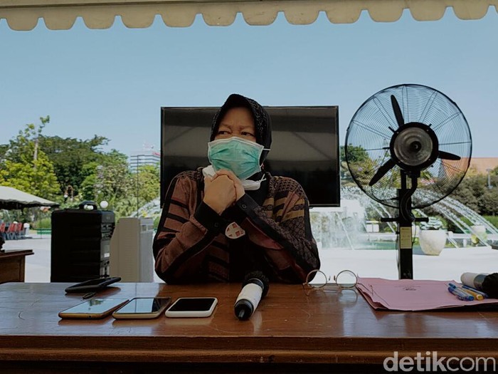 Wali Kota Surabaya Tri Rismaharini memberikan selamat kepada Gibran Rakabuming Raka, yang mendapatkan rekomendasi PDI Perjuangan untuk maju sebagai cawalkot dalam Pilkada Solo. Risma mendoakan Gibran untuk memajukan Solo.