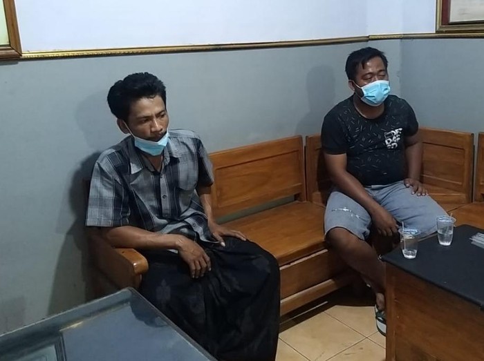 Polisi mengamankan 4 orang terkait kasus bongkar peti jenazah pasien COVID-19. Mereka menjalani pemeriksaan intensif di Mapolres Pasuruan Kota.