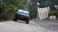 Jalur-jalur yang dibuat khusus dengan mudah dilewati kendaraan taktis ini.