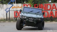 Mobil perang ini juga dilengkapi spek militer, dengan bracket senjata kaliber 7,62 dan konsol senapan serbu SS2-V4 lho.