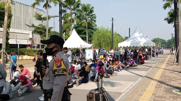 antrean mengular di GBK bagi warga yang hendak ke GBK