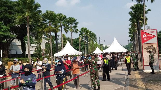 antrean mengular di GBK bagi warga yang hendak ke GBK
