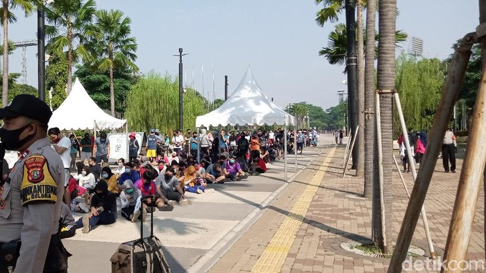 Antrean warga masuk GBK pada 19 Juli 2020 (Kadek/detikcom)