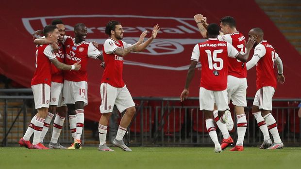 arsenal vs manchester city semifinal piala fa piala fa 2019/2020 pierre-emerick aubameyang LONDON, ENGLAND - JULY 18: Pierre-Emerick Aubameyang of Arsenal celebrates with teammates after scoring his team's second goal during the FA Cup Semi Final match between Arsenal and Manchester City at Wembley Stadium on July 18, 2020 in London, England. Football Stadiums around Europe remain empty due to the Coronavirus Pandemic as Government social distancing laws prohibit fans inside venues resulting in all fixtures being played behind closed doors. (Photo by Matthew Childs/Pool via Getty Images)