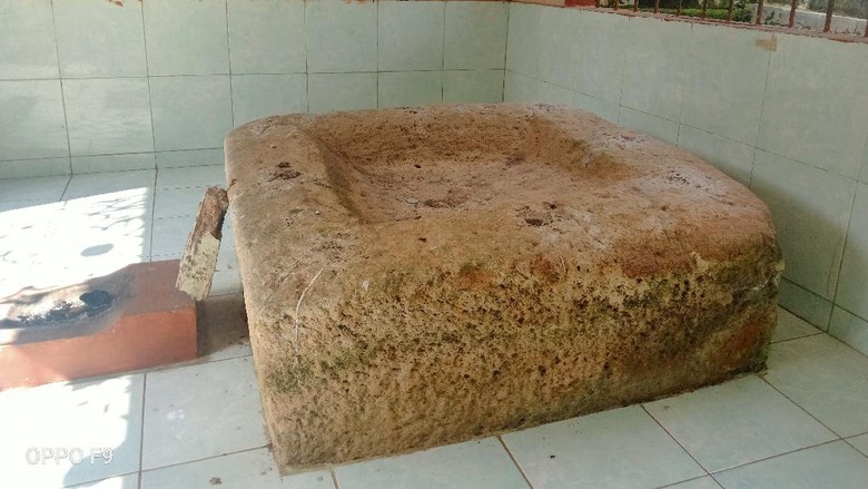 Batu Menangis Putri Selangka di Bengkulu Batu Menangis Putri Selangka di Bengkulu