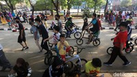 Sejumlah sepeda pun tampak lalu lalang melintasi kawasan tersebut saat Hari Bebas Kendaraan Bermotor (HBKB) atau Car Free Day (CFD) di area sekitar BKT itu.