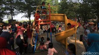 Hal tersebut sejalan dengan yang diutarakan secara blak-blakan oleh Presiden Jokowi saat mengevaluasi PPKM. Jokowi menyebut implementasinya tidak tegas dan tidak konsisten. Akankah Jakarta menerapkan Lockdown di akhir pekan? Agung Pambudhy/detikcom