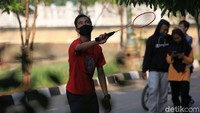 Protokol kesehatan yang harus diterapkan oleh masyarakat saat beraktivitas di luar rumah di antaranya mengenakan masker maupun face shield serta menerapkan physical distancing atau jaga jarak.